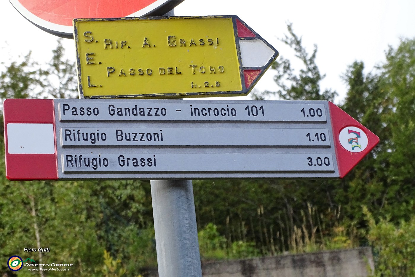 11 Partenza da Ceresola-Rif. Trifoglio (1330 m).JPG